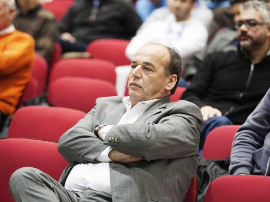 «Παραμένω απλός θεατής»