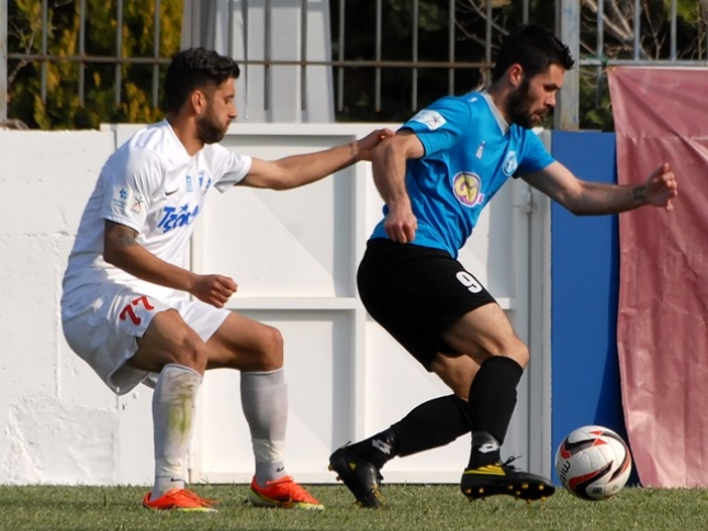 Ένας μέσα, τρεις έξω