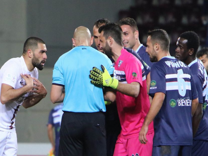 Ένταση στο AEL FC Arena (video)