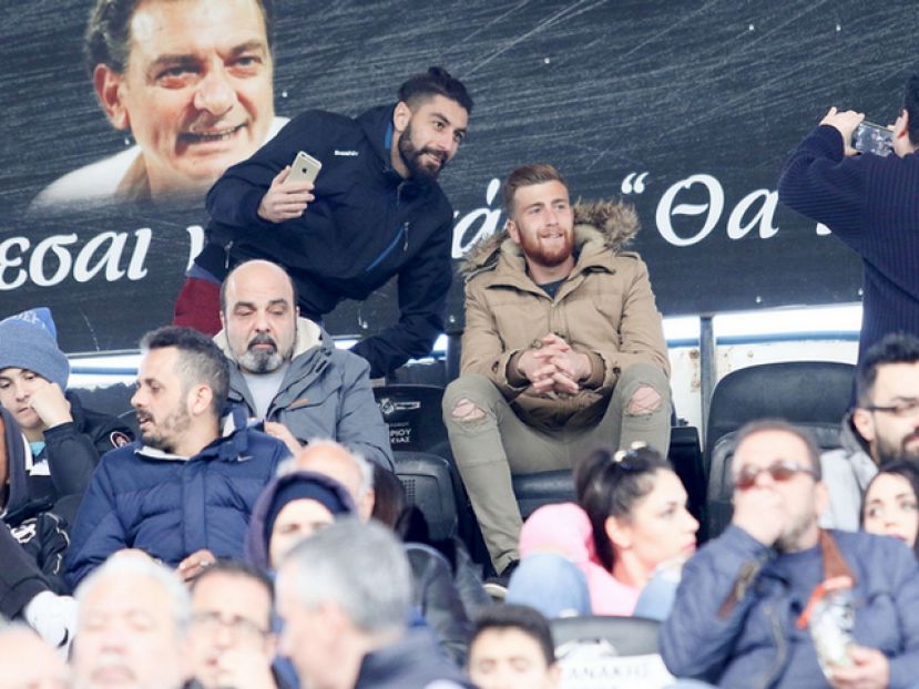Στο γήπεδο Βαφέας, Ντίνας