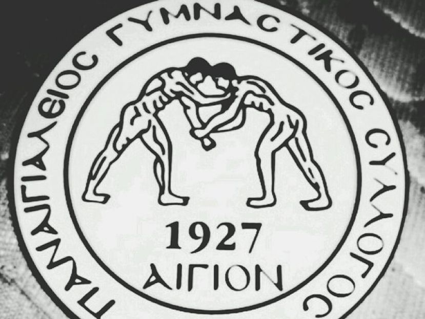 Παρουσιάζει ρόστερ και φανέλα