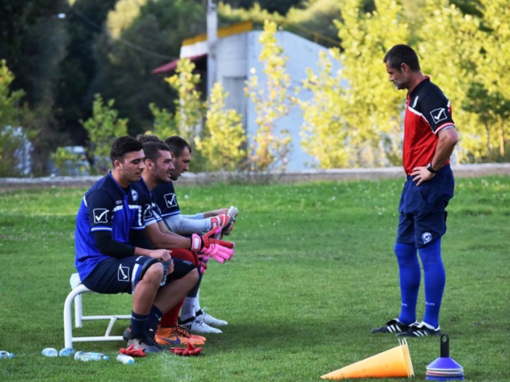Επιστρέφει στη βάση