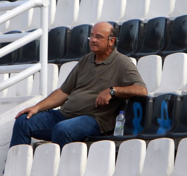 Επαφές με έμπειρο αμυντικό