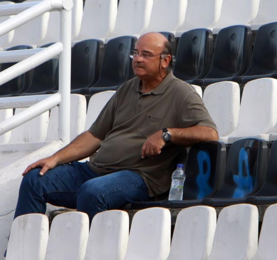 Επαφές με έμπειρο αμυντικό