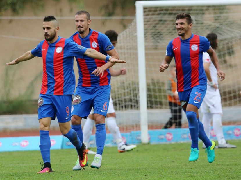 «Στα γήπεδα η Ελλάδα αναστενάζει»