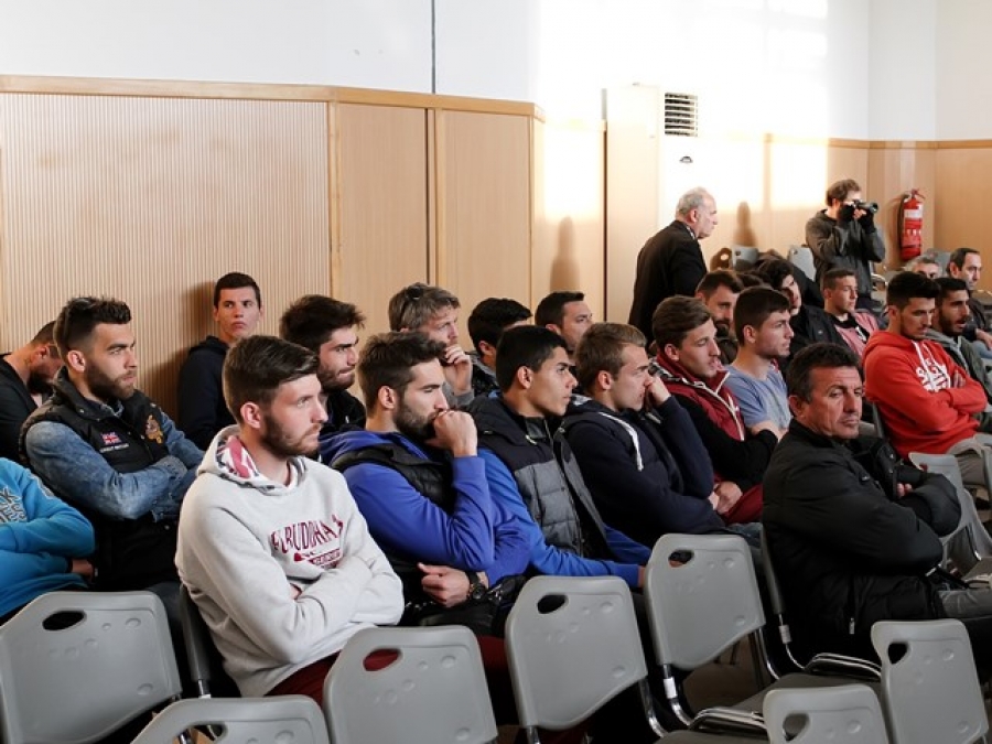 «Μείνε κοντά μας πρόεδρε»
