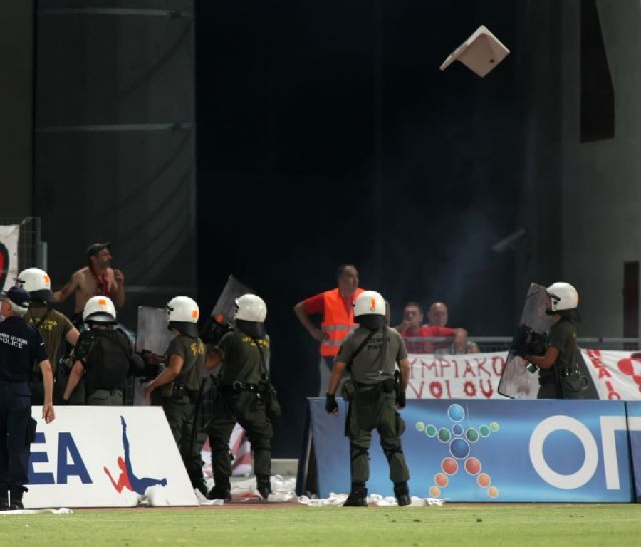 Τα έβαλαν με Αστυνομία και καθίσματα
