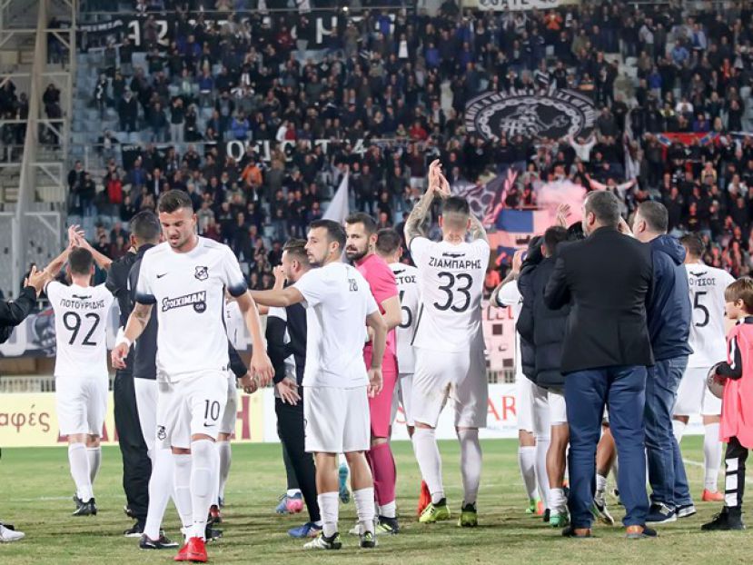 «Ούτε καρφίτσα» (photo)
