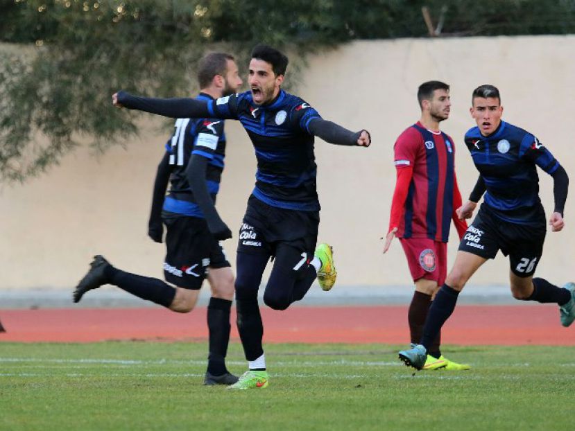 Συζητάει με Ταμπάκη