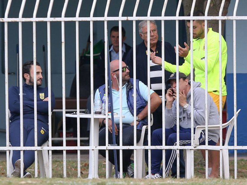 «Με… δύο λεωφορεία πίσω»