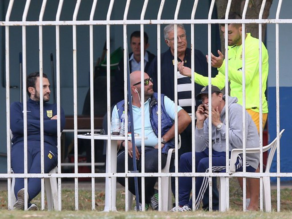 «Με… δύο λεωφορεία πίσω»