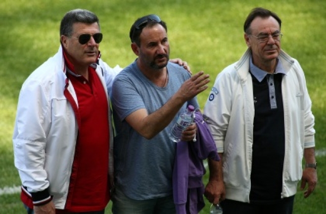 Κοιτάζει και έξω