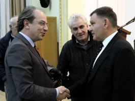 Τελεσίγραφο έως τα Χριστούγεννα