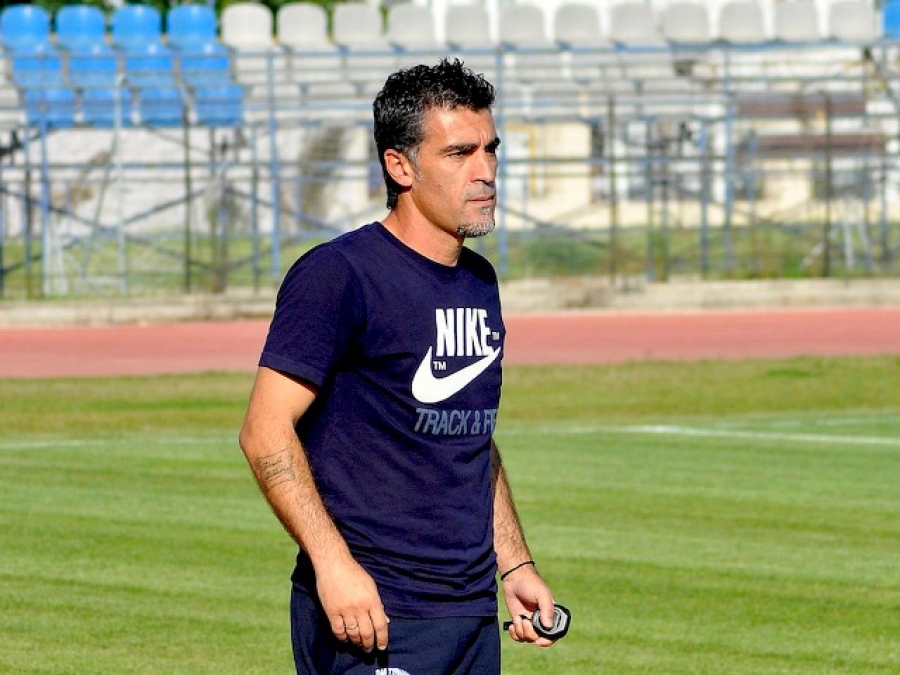 Αξιολογεί τους νέους