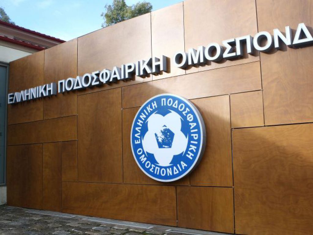 Εξετάζει τις προτάσεις