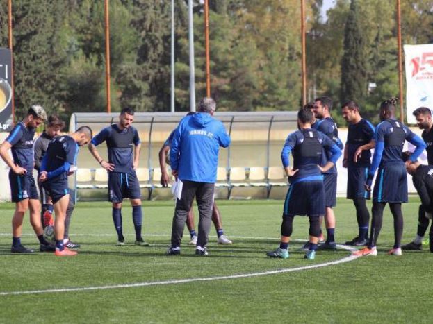 Τρεις εκτός στον Ιωνικό