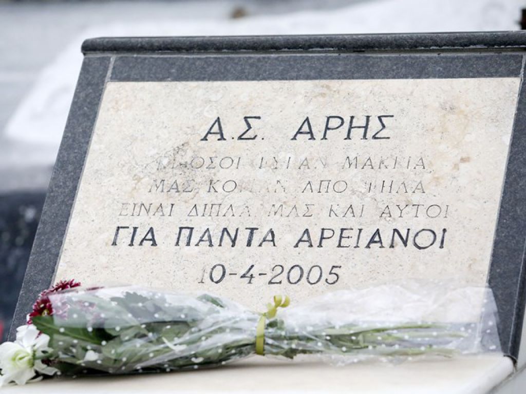 Ανθοδέσμη στο μνημείο (video)