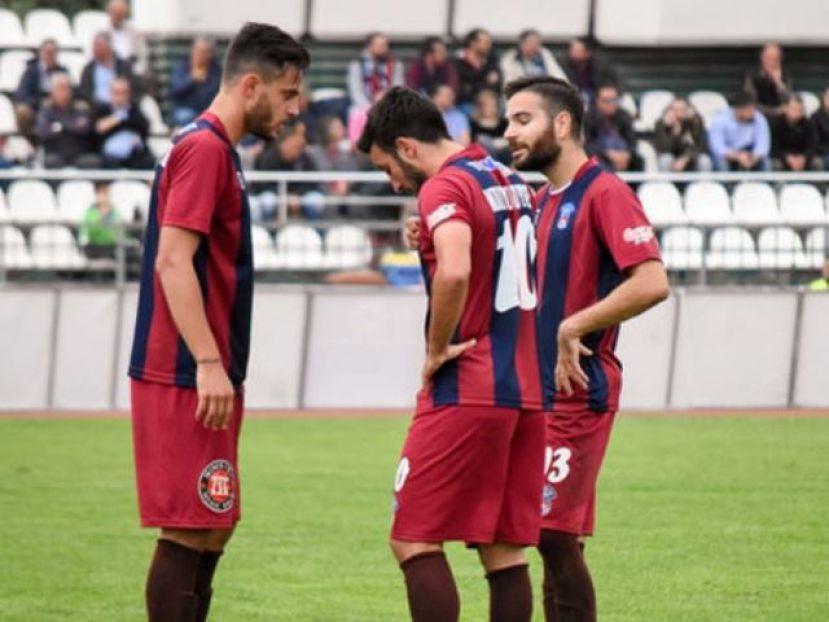 Εκτός Καρτσαμπάς, Ελευθεριάδης