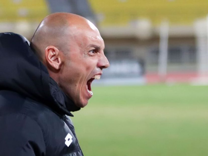 «Γκώνια, φύγε»!