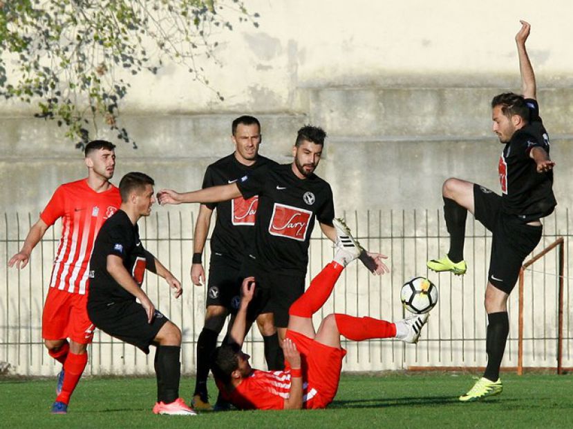 Στα πιτς Μαχαίρας, Βούρας