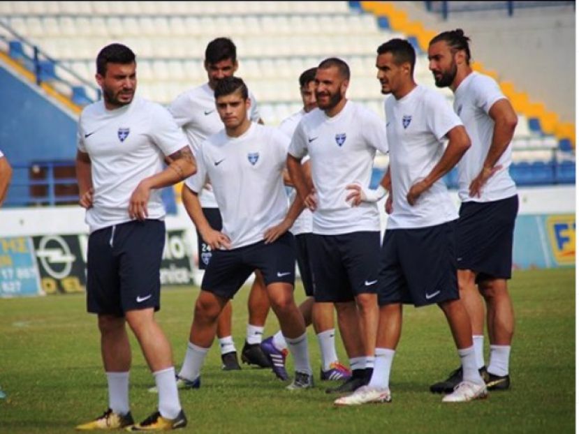 Χωρίς τρεις με Ιάλυσο