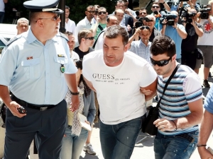 Οι κλήσεις για το σκάνδαλο
