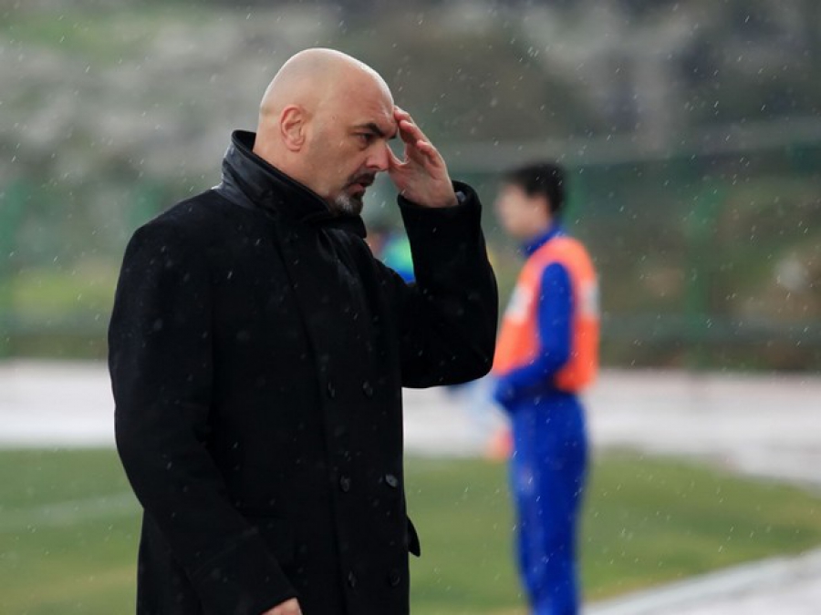«Με την πλάτη στον τοίχο»