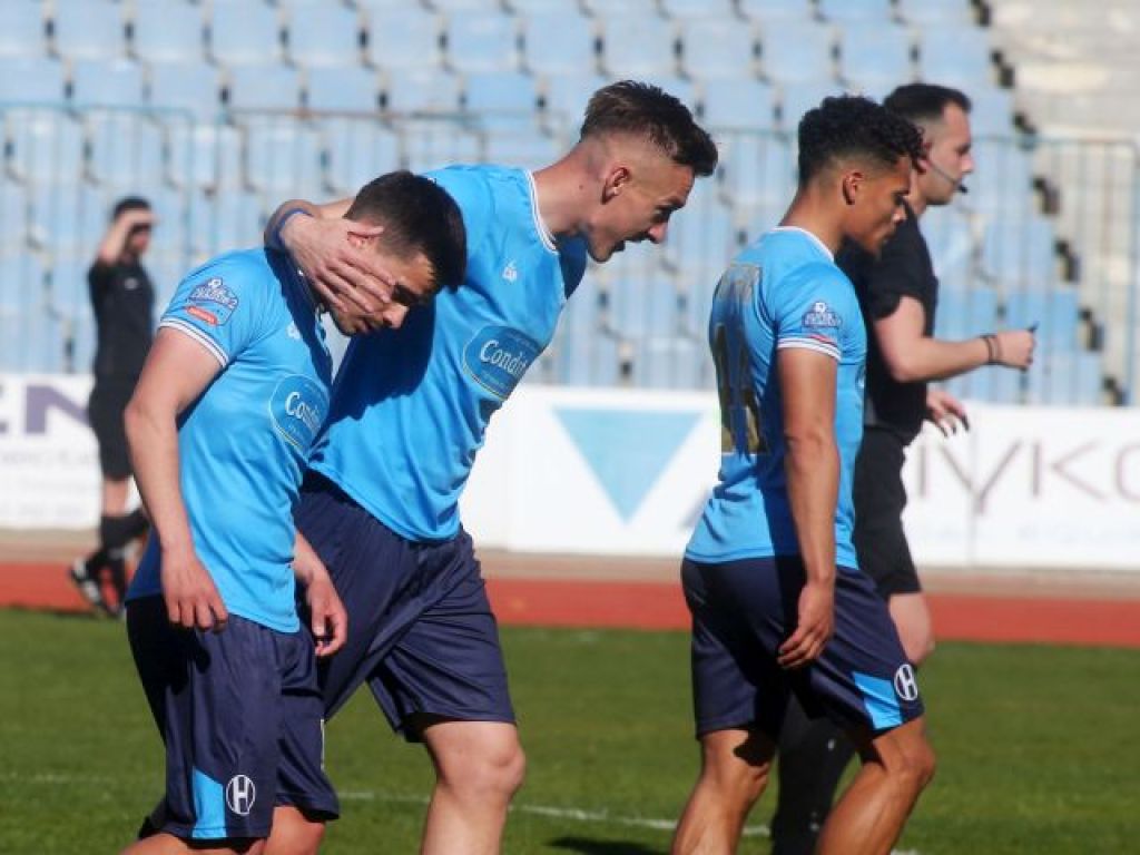 Εκτός οι Άλβαρεζ, Δόρης