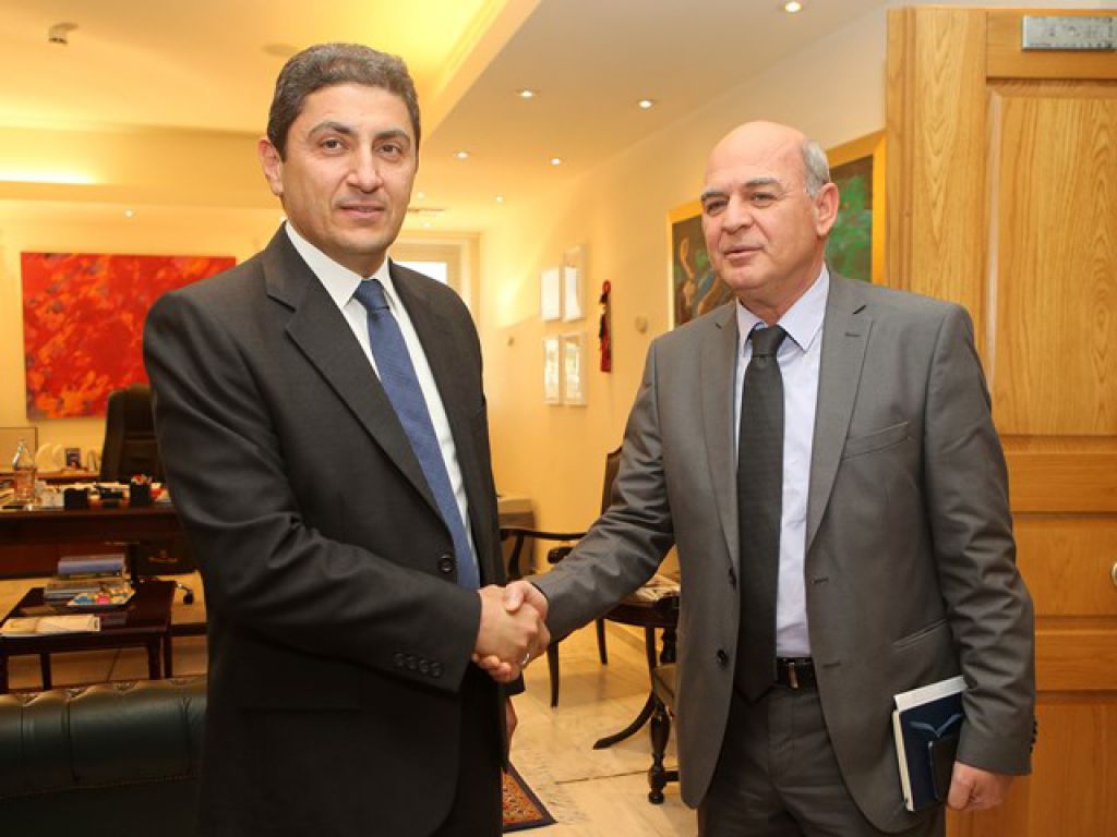 Ζητά διευκρινίσεις ο Αυγενάκης