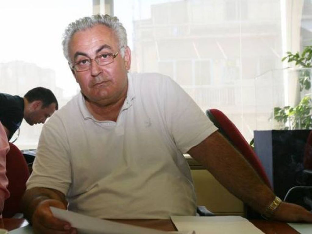 «Το παίζει… βαρύ πεπόνι ο Μανώλας»