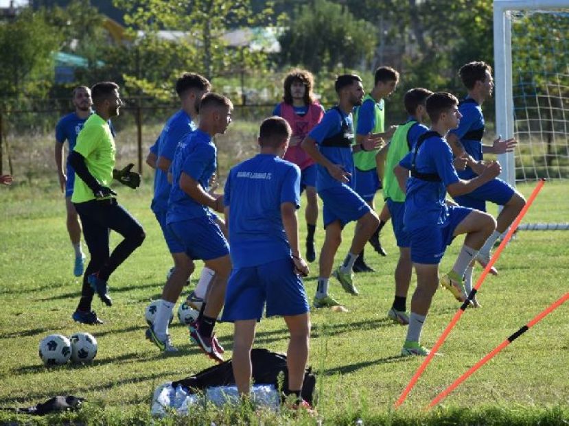 Κεκλεισμένων με Αλμωπό