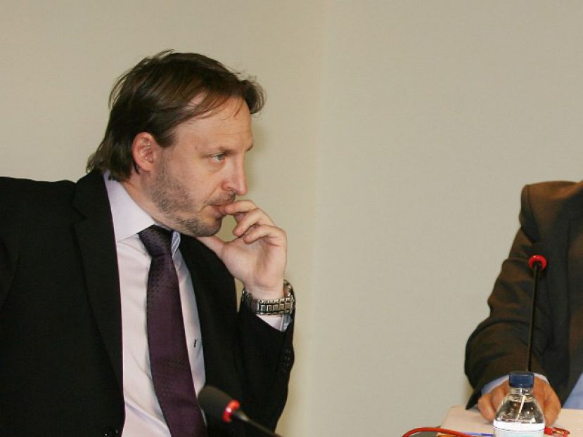 Περί επιτήρησης και αδειοδότησης