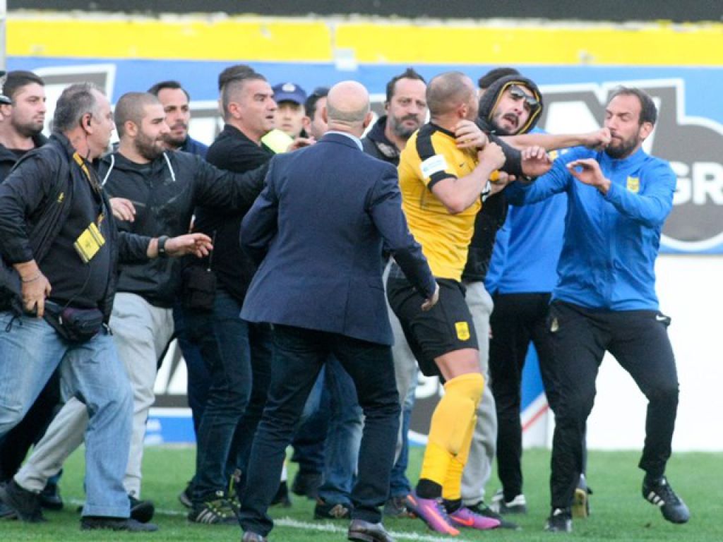 Στα χέρια με οπαδό ο Τζιμπούρ (photos)
