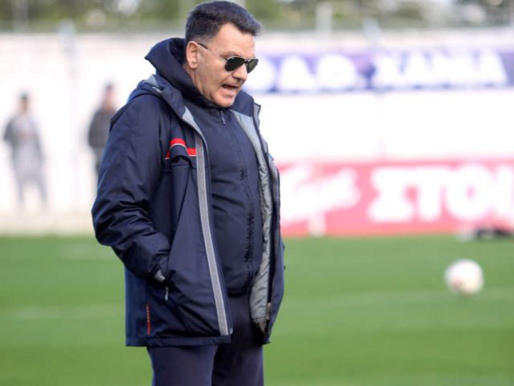 «Τρέχει» για προπονητή