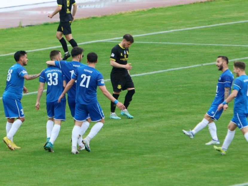 Μία δεκάδα προσφυγών