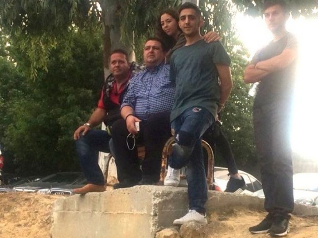 Άκρως Οικογενειακόν