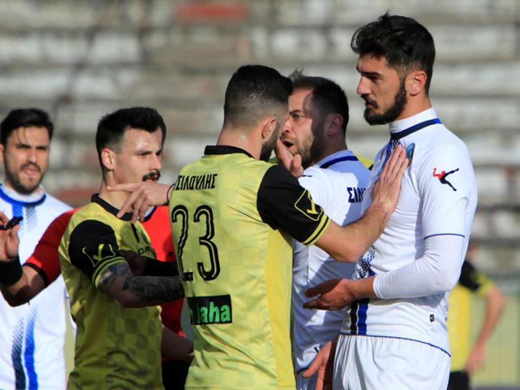 Όρθιος με ήρωα Γκόμεζ