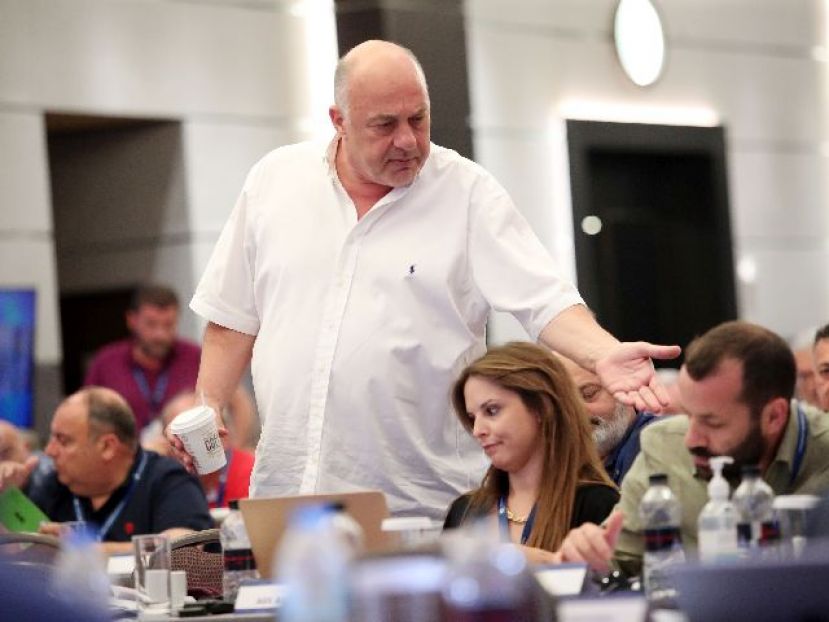 «Πουλάει τα… χρέη ο Αλέκος»