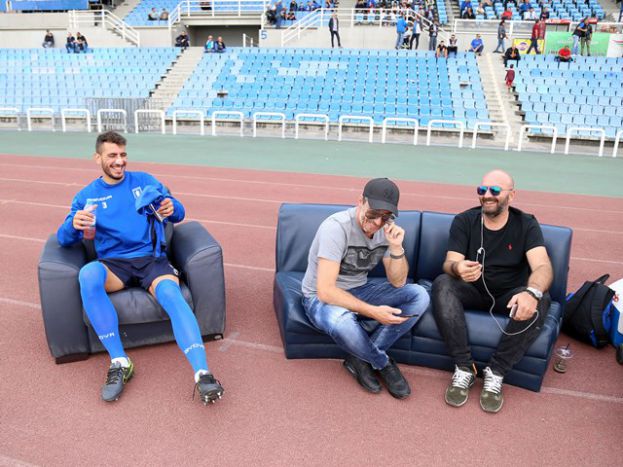 Από τον καναπέ το φιλικό (pics)