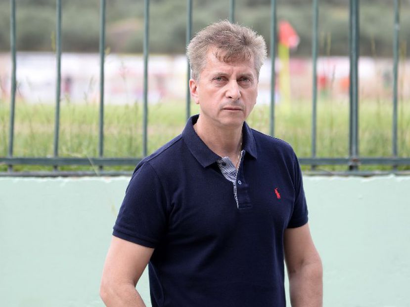 Ανοίγει τα χαρτιά του