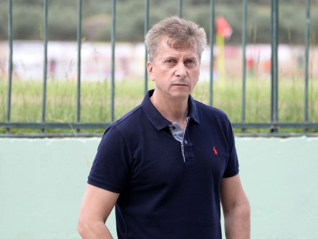 Ανοίγει τα χαρτιά του
