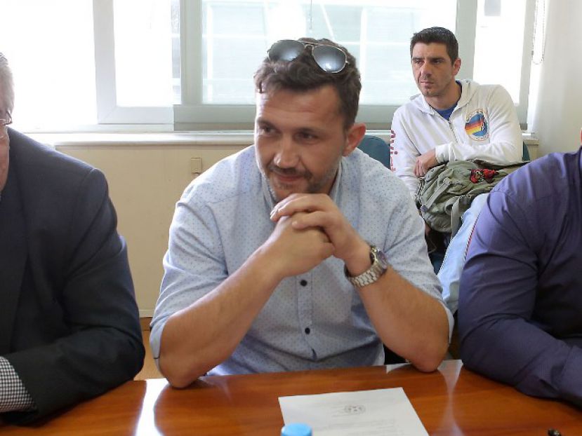 Περιμένει ανάλογες προτάσεις…
