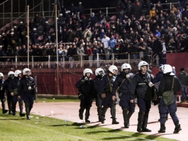 Πήδηξε έξω από το γήπεδο!