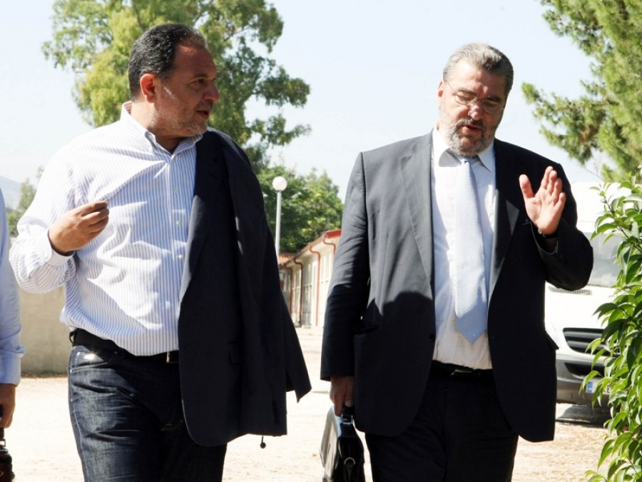 Φυλάει τα ρούχα του…
