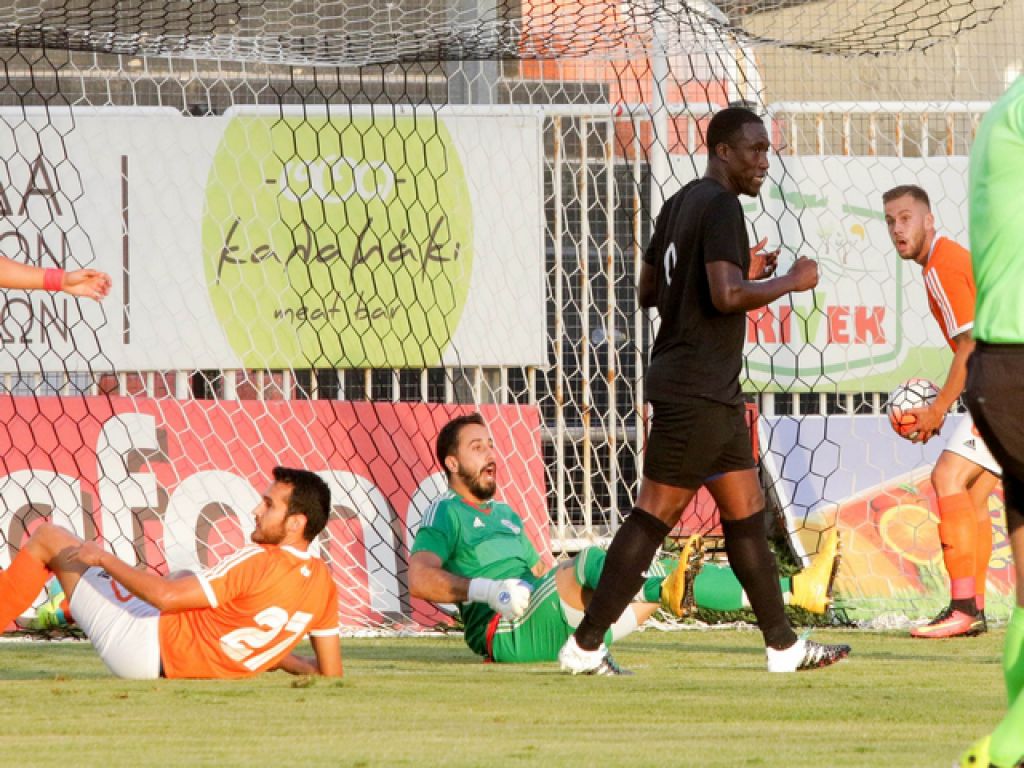 Ψάχνει φιλικό