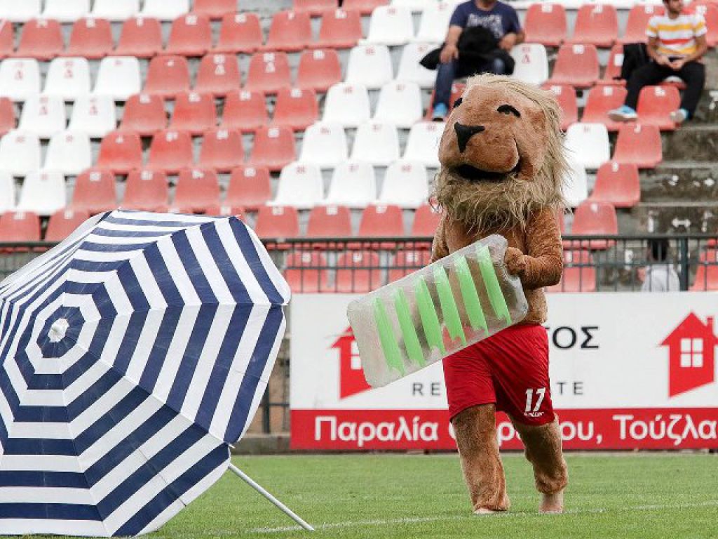 Για… μπάνιο η μασκότ (photos)