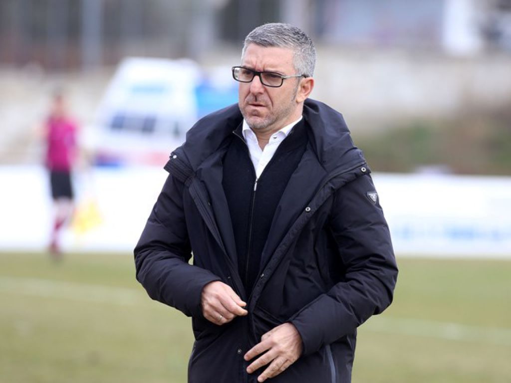 «Γήπεδο για γουρούνια»