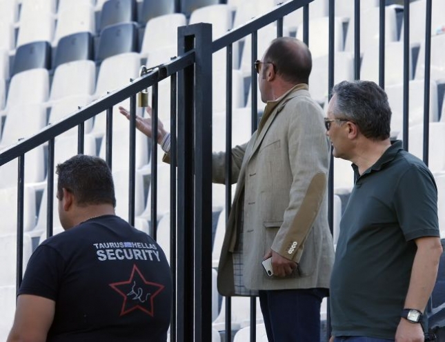 «Κοροϊδεύει και γελοιοποιεί»