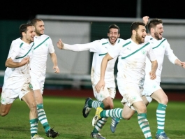 «Ξεφόρτωσε» από κάρτες ο Θρασύβουλος