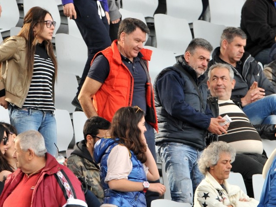 Περιμένει απαντήσεις